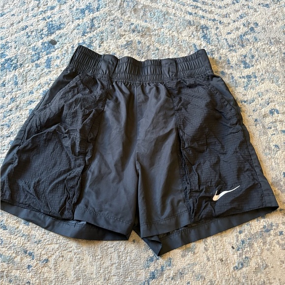 Nike Women's Swoosh Woven Loose Fit Shorts Size Small Black sportswear - Picture 3 of 5
